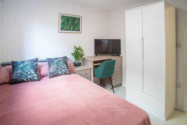 4 bed flat, Derby Road, Radford, Nottingham, NG71LR - Image 1